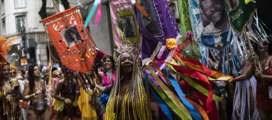 El año pasado, la pandemia de COVID-19 obligó a aplazar el Carnaval de Río por...