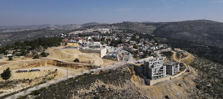 Docenas de puestos de avanzada no autorizados se encuentran diseminados por la Cisjordania ocupada,...