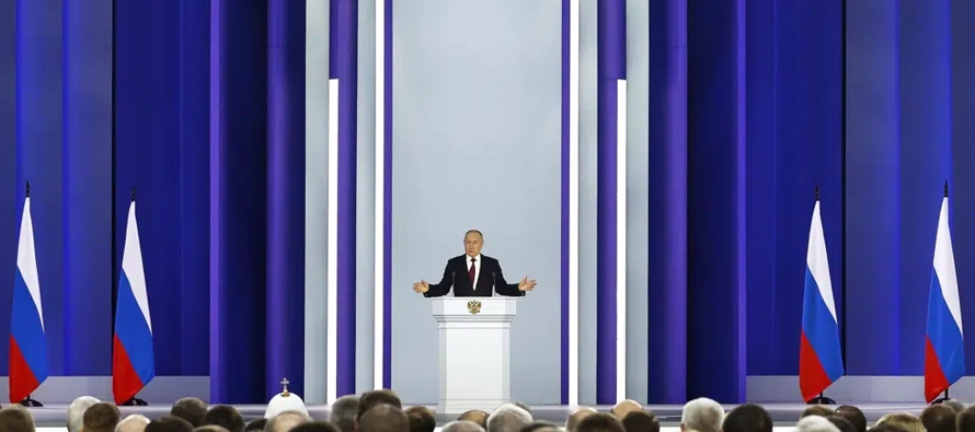 Putin dijo que Moscú abandonaba el tratado debido al apoyo de Estados Unidos a Ucrania, y...