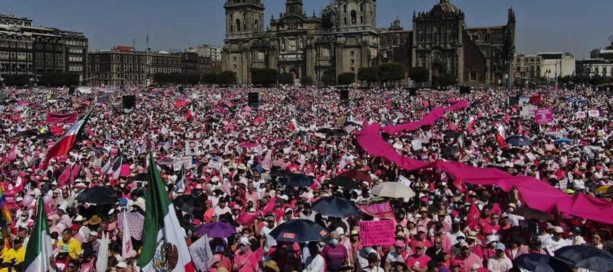 Reporte de periodista sobre marcha contra reforma electoral mexicana es tergiversado.