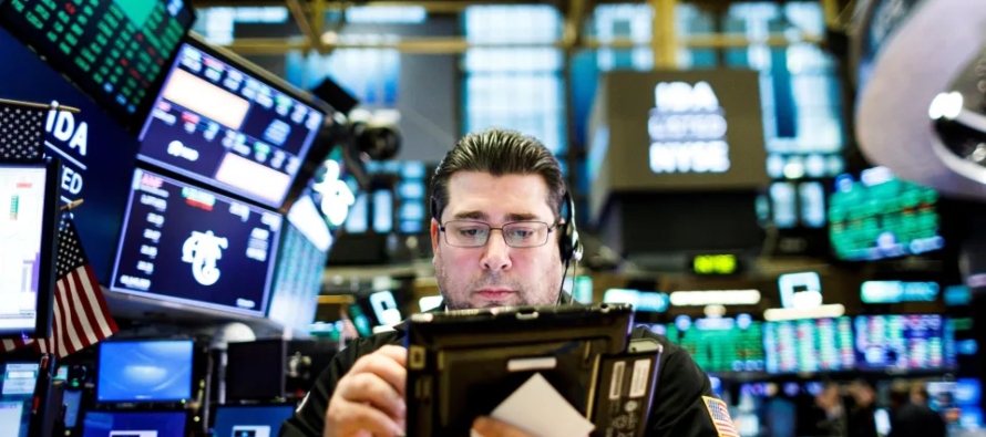Entre los 30 valores del Dow Jones, las empresas más perjudicadas fueron Dow (-2,07 %) y...