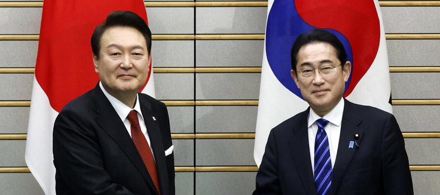 El primer ministro de Japón, Fumio Kishida, y el presidente de Corea del Sur, Yoon Suk Yeol,...