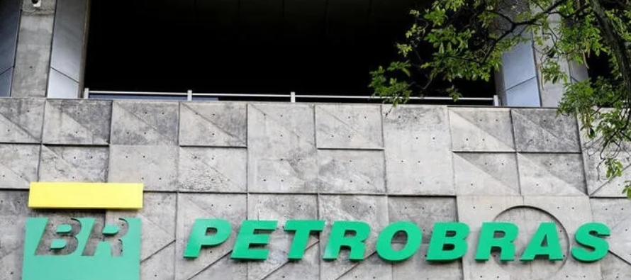La petición frustró las esperanzas de Petrobras de iniciar esta semana una prueba de...