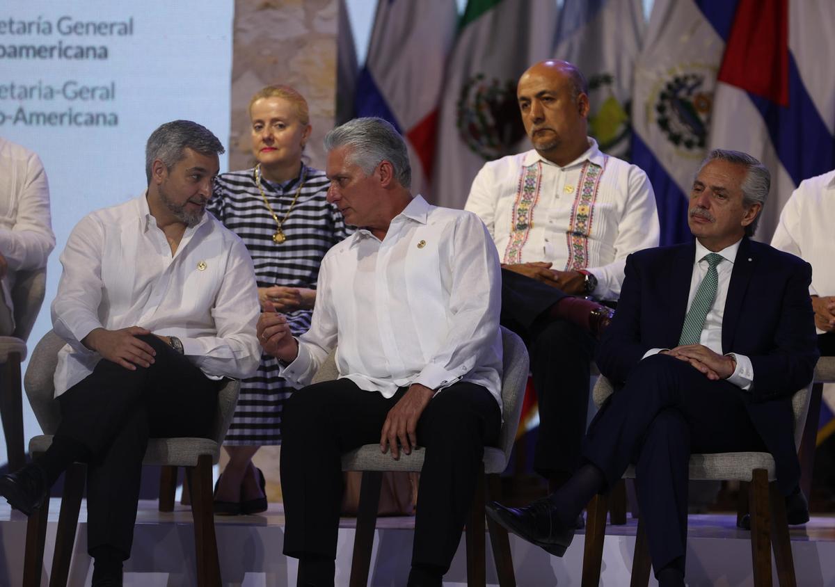 Durante el segundo día de sesiones los líderes iberoamericanos se apartaron de la...