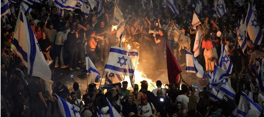 Manifestantes en Tel Aviv bloquearon una carretera y encendieron grandes hogueras, y la...