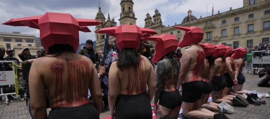Para los taurinos se trata de acabar con una tradición que data en Colombia desde la...