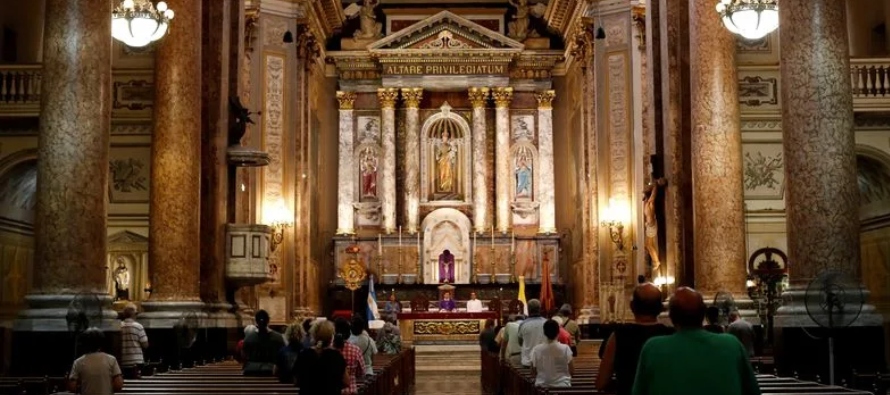 El jueves por la mañana en la Catedral de Buenos Aires, los fieles rezaron por el Papa...