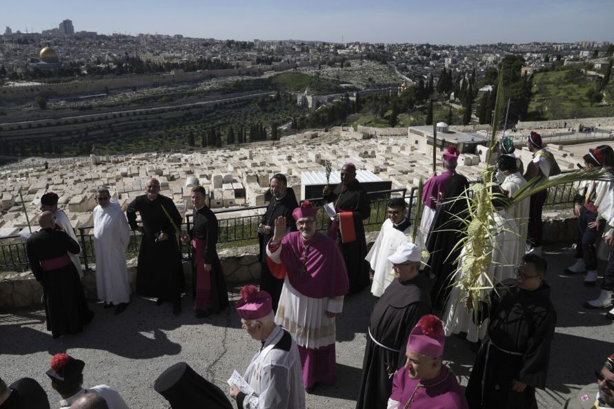 Miles de peregrinos cristianos marcaron el inicio de la Semana Santa en el Domingo de Ramos en...