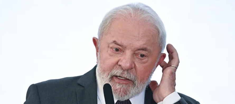 Lula se vio forzado a aplazar la gira asiática dos semanas debido a una...