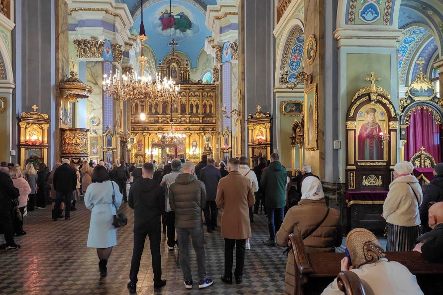 Con ramas de sauce en mano, los ucranianos celebraron el Domingo de Ramos en el sitio ortodoxo...