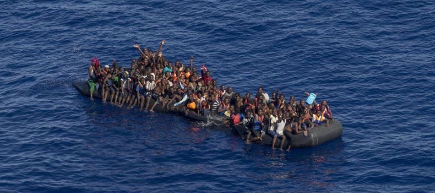 El martes, unos 1,600 inmigrantes se alojaban en un centro de migrantes de Lampedusa y las...