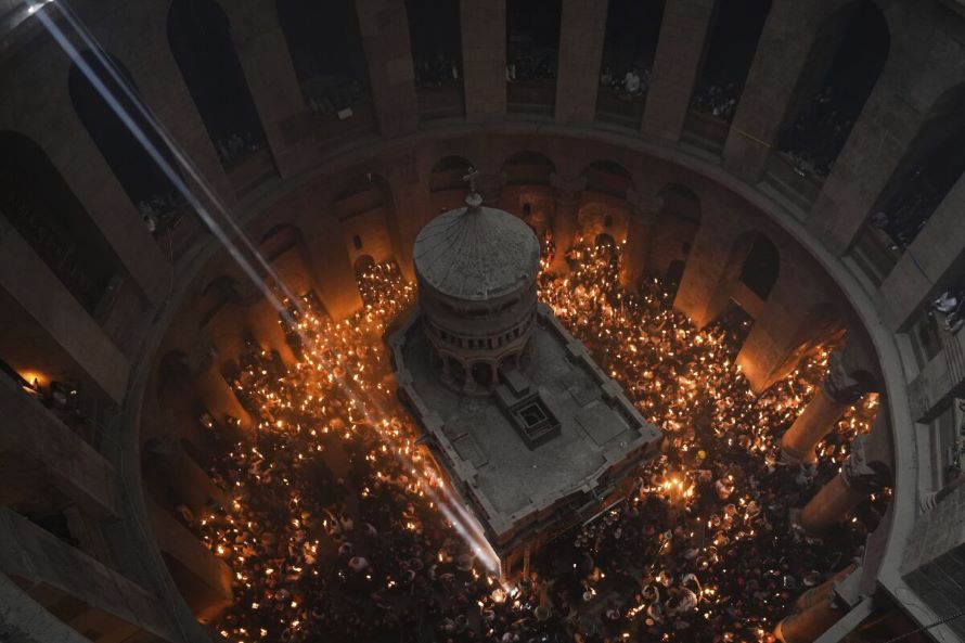 Decenas de fieles cristianos ortodoxos se agolparon el sábado en la Iglesia del Santo...