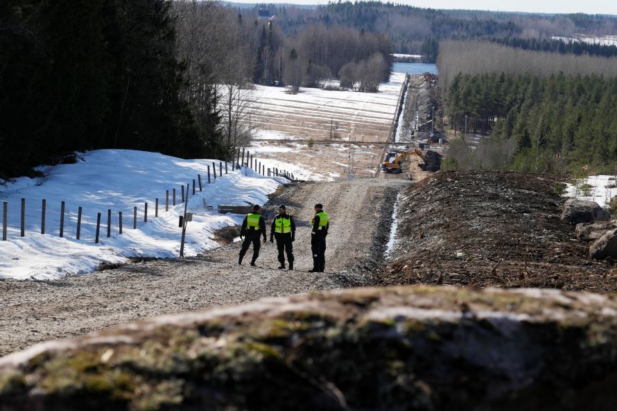 La Guardia Fronteriza de Finlandia mostró el viernes la construcción del tramo...
