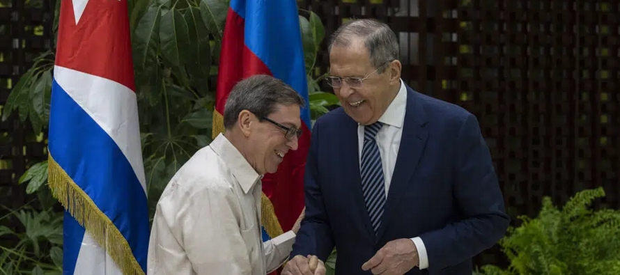 Lavrov fue recibido por su homólogo isleño Bruno Rodríguez y se espera que...