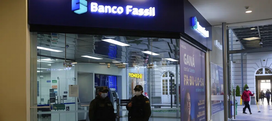 Desde hace un mes el Banco Fassil no puede devolverles los depósitos a centenares de sus...