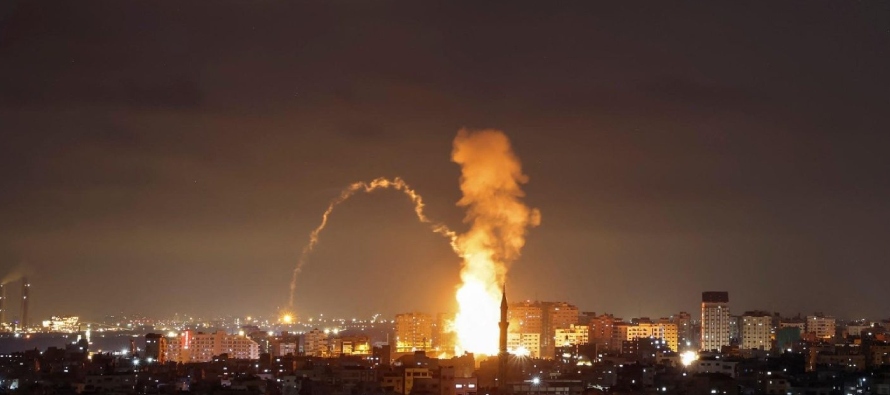 Antes de la tregua, fue una noche marcada por los ataques aéreos israelíes contra las...