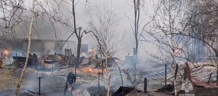 En la vecina región de Tyumen, ardían 12 incendios forestales el lunes en la...