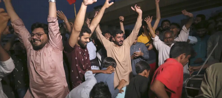 La Corte Suprema de Pakistán falló el jueves que el arresto de Khan fue ilegal y...