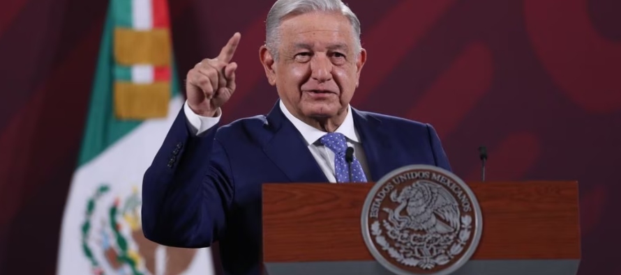 El decreto de López Obrador, emitido horas después del fallo de la Suprema Corte,...