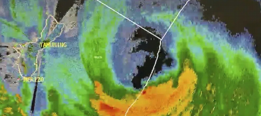 El tifón pasó sobre el extremo norte de la isla el miércoles por la noche,...