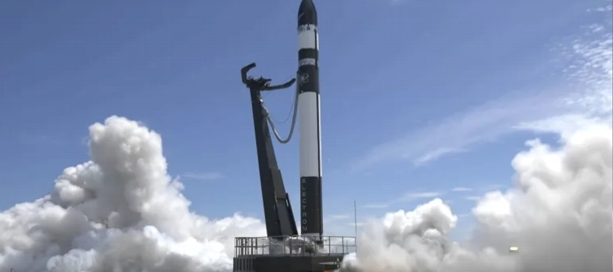 Un cohete Electron de la empresa Rocket Lab despegó de Mahia, en el norte de Nueva Zelanda,...