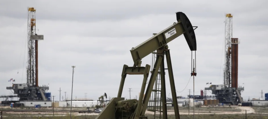La caída del petróleo de Texas se atribuye a nuevas preocupaciones de que las...