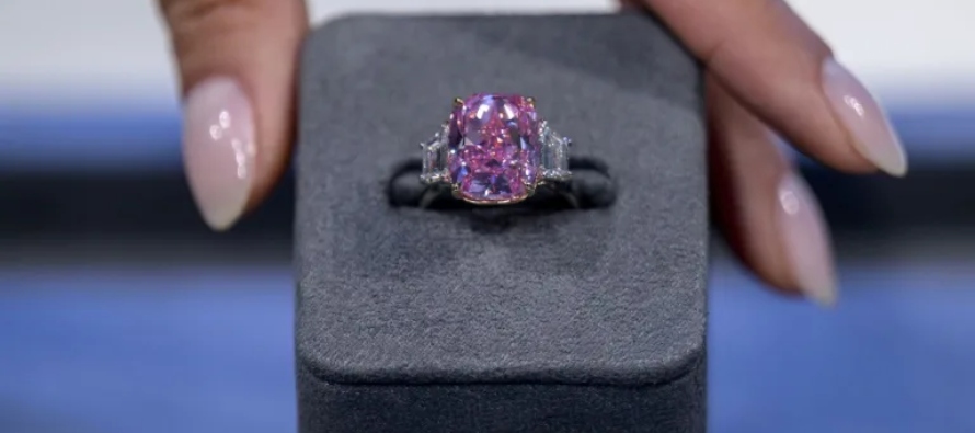 El récord absoluto actual del precio de venta de un diamante rosa se alcanzó en Hong...