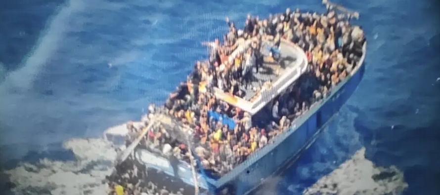 Se han recuperado al menos 78 cuerpos luego de que un barco de pesca abarrotado de migrantes que...