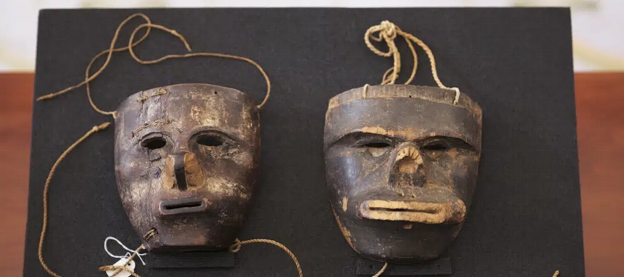 Las “máscaras solares” de madera, que se remontan a mediados del siglo XV,...