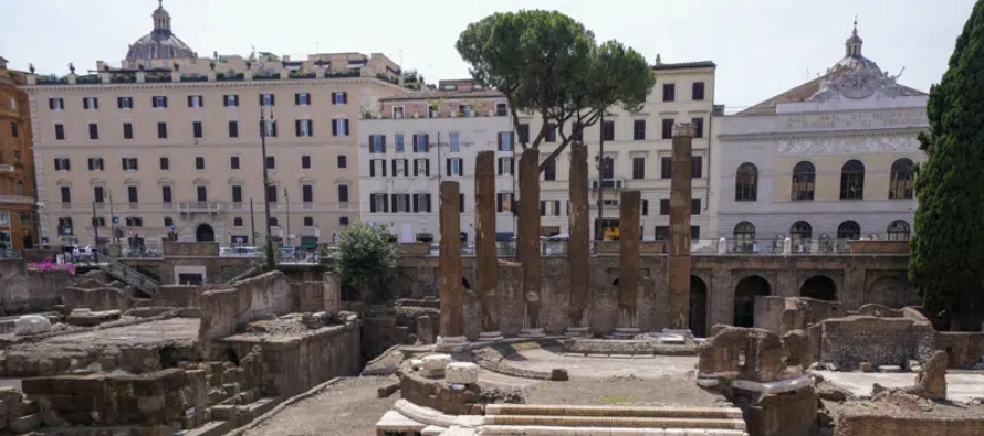 Cuatro templos de la antigua Roma, que se remontan al siglo III a.C. se erigen en medio de uno de...