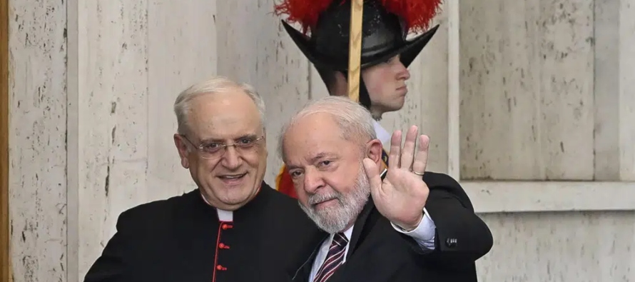 Lula estuvo acompañado en el Vaticano por su esposa, que le entregó al papa una...