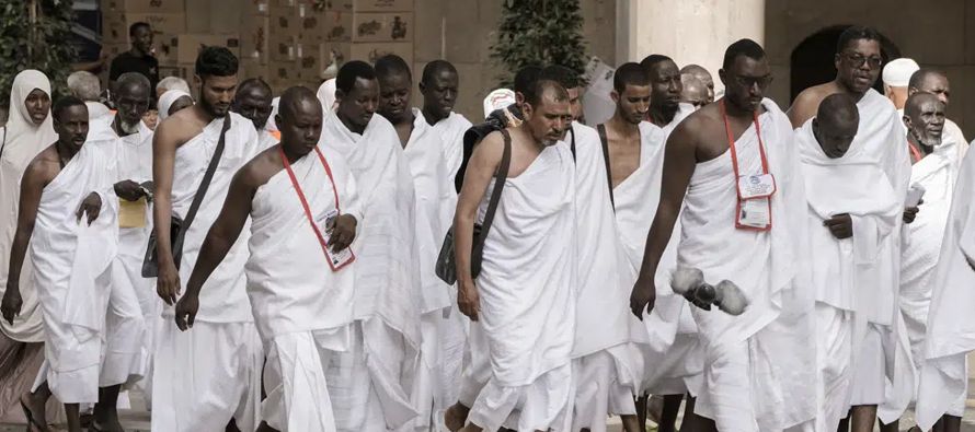 Los hombres utilizan túnicas blancas sin costura, una norma tendente a fomentar la unidad...