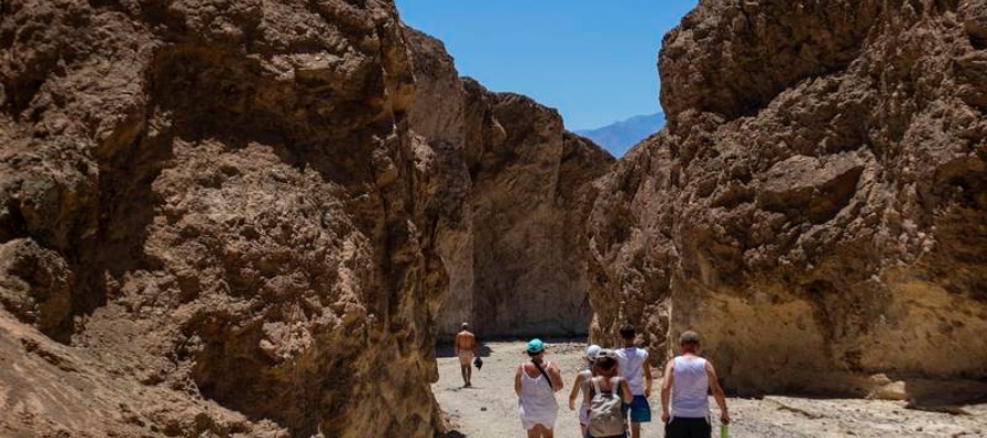 El Valle de la Muerte es una cuenca estrecha que está a 86 metros (282 pies) por debajo del...
