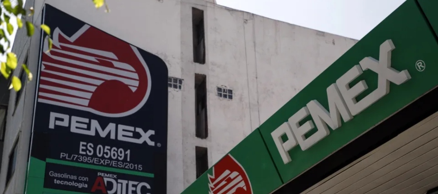 Las calificadoras han coincidido en las dificultades de Pemex para solventar su deuda, que...