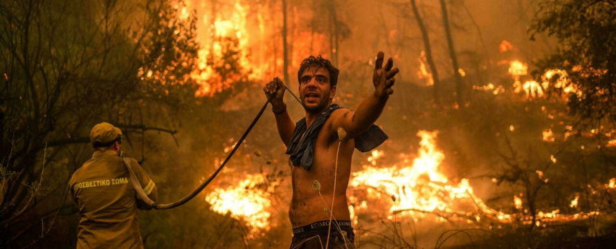 Unas 19,000 personas fueron evacuadas de la isla griega de Rodas, donde un incendio seguía...
