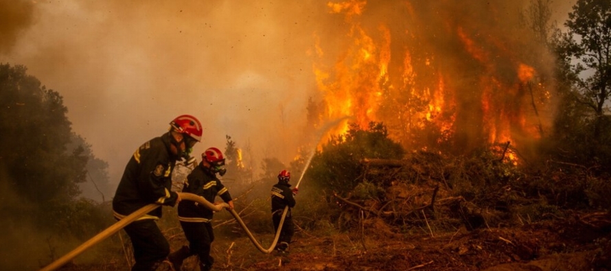 Hasta diez naciones europeas han enviado ayuda a Grecia para extinguir las llamas.