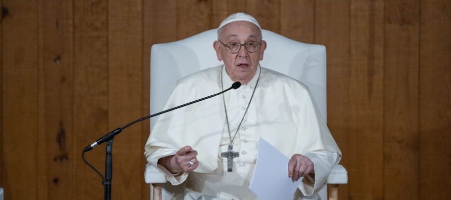En el ecuador de su visita de cinco días a Portugal, el pontífice comenzó la...