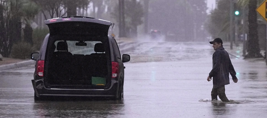 Los meteorólogos advirtieron de peligrosas inundaciones repentinas en los condados Los...