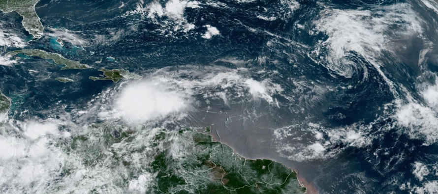 La tormenta estaba a unos 390 kilómetros al sur de Santo Domingo, la capital de la...