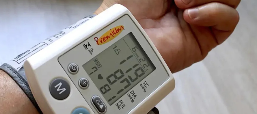 La presión arterial alta persistente fue más común entre las personas...