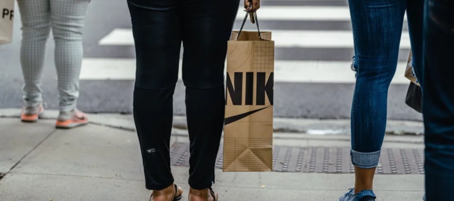 La debilidad de Nike coincide con señales cada vez mayores de un leve repunte del consumo en...