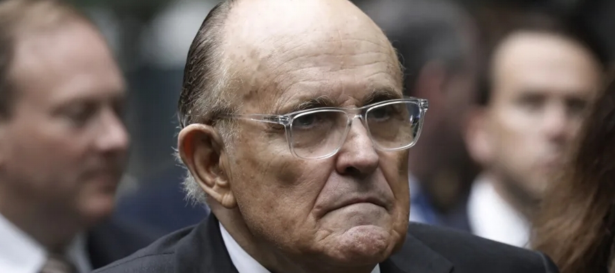 La entrega de Giuliani a las autoridades en Georgia se produce después de que otros dos de...