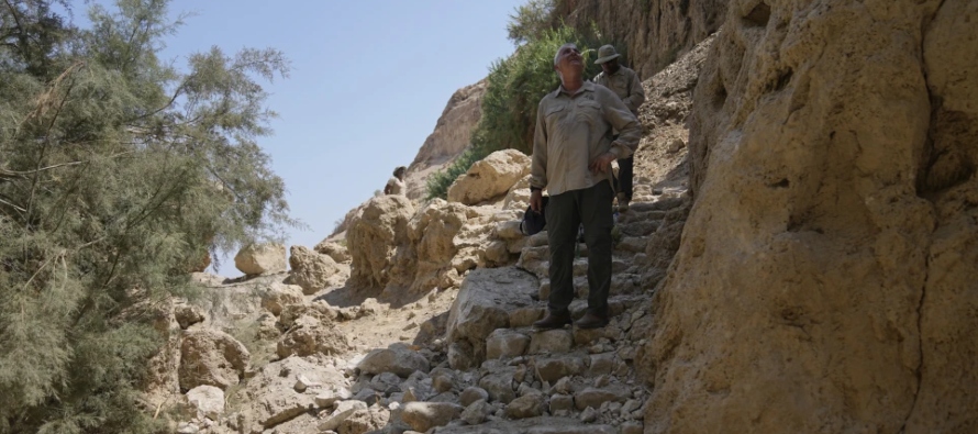 Un deslizamiento de rocas que cayó sobre un sendero cerca del Mar Muerto en Israel el jueves...