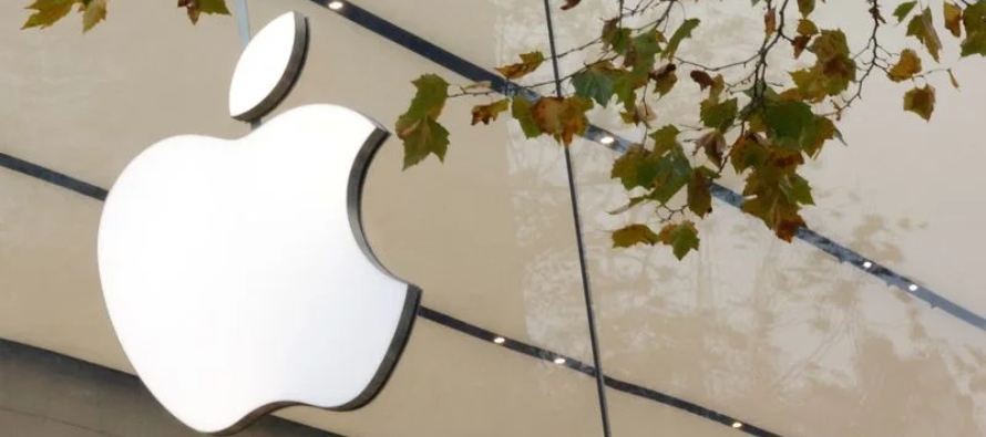 Apple reportó un descenso del 2,4% en las ventas del iPhone en su tercer trimestre fiscal,...
