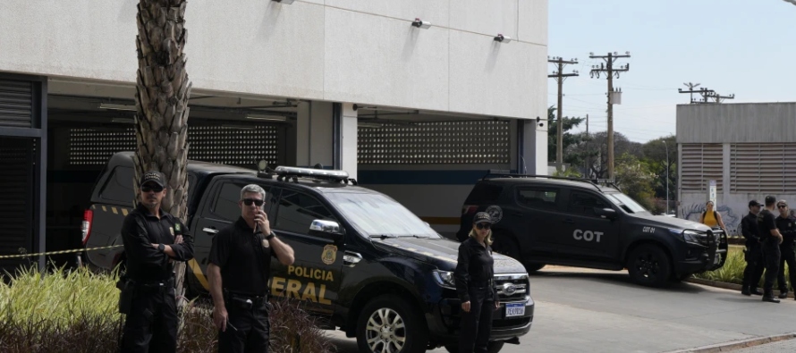 Bolsonaro arribó a la sede de la policía federal en Brasilia el jueves por la...