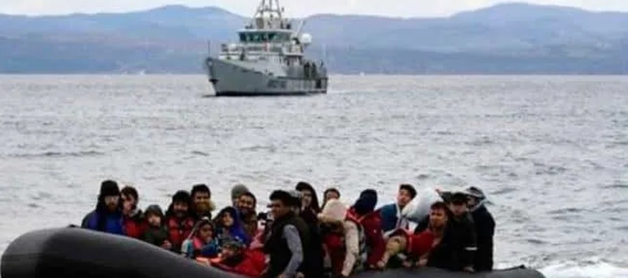 La guardia costera indicó que 101 personas fueron rescatadas de botes frente a la isla de...
