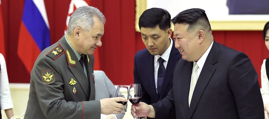 Kim Jong Un invitó a Shoigu a un importante desfile militar en Pyongyang en julio y...