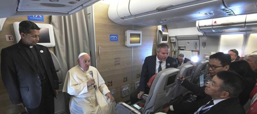 El papa envió un telegrama saludando al presidente chino, Xi Jinping, cuando su avión...