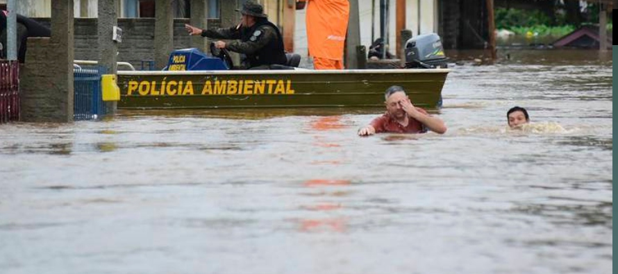 Por lo menos 21 personas murieron en el sur de Brasil a causa de una fuerte tormenta que...