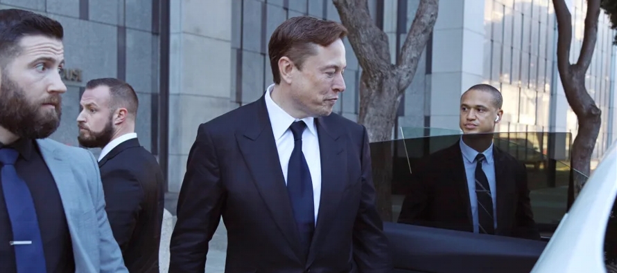 Elon Musk parece haber hecho la clásica sacada de un bolsillo para otro con el fin de...